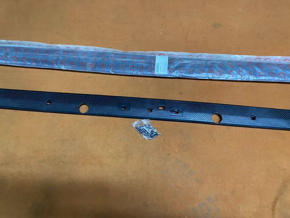 планка дверей задня, нижня на спрінтер/ wv LT 96-2006