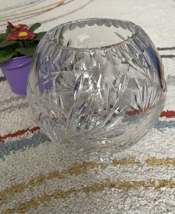 Krysztalowa kula na nóżkach