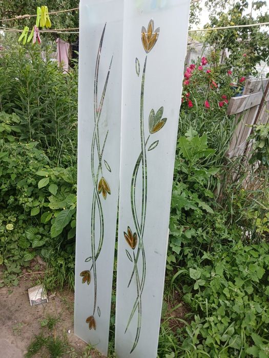 Стекло декоративне в двері 230 на 1600 у відмінному  стані