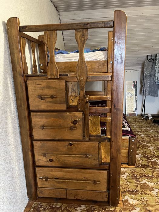 Ліжко двоярусне.