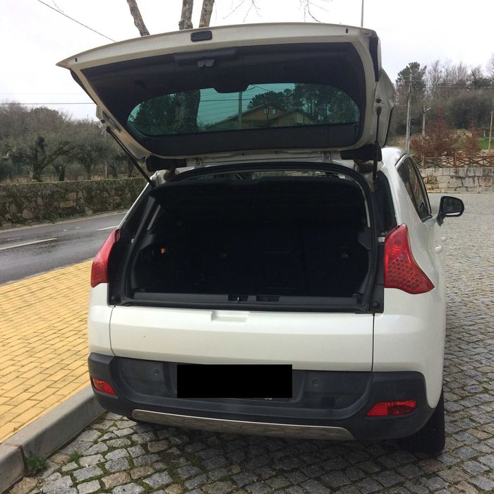 Peugeot 3008  com teto panorâmico, em bom estado de conservação