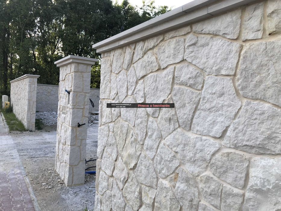 Ogrodzenie z kamienia naturalnego: piaskowiec, granit, wapień gnejs. Murowanie, okładziny murów, słupków – DOKA