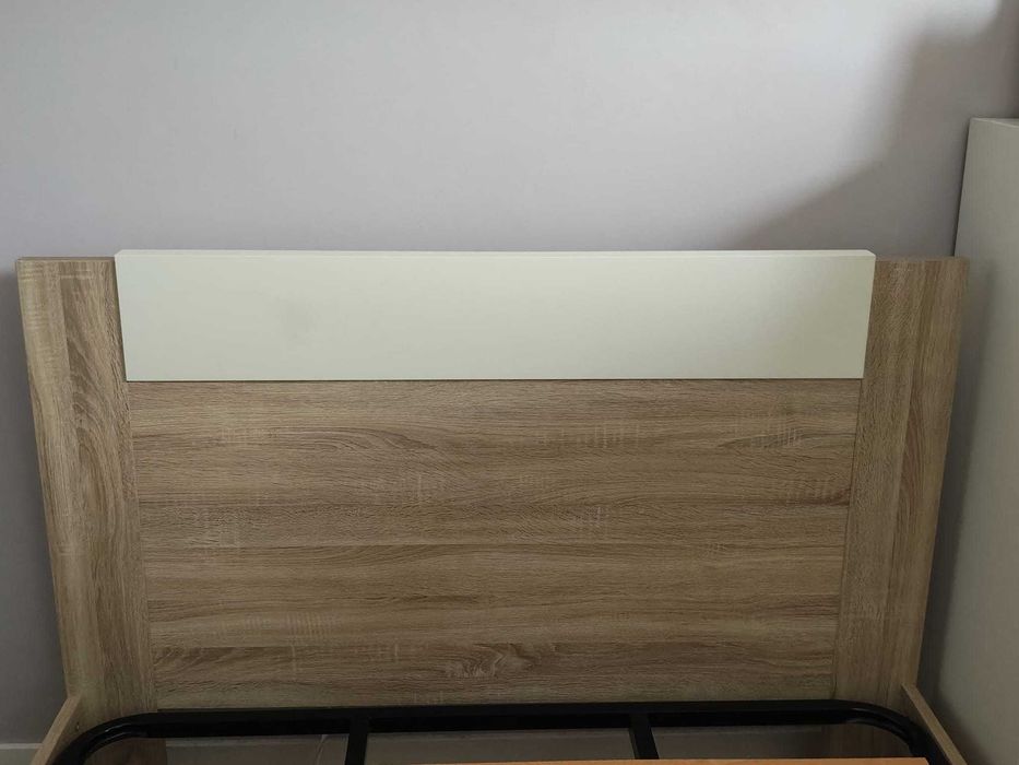 Cama de casal de madeira