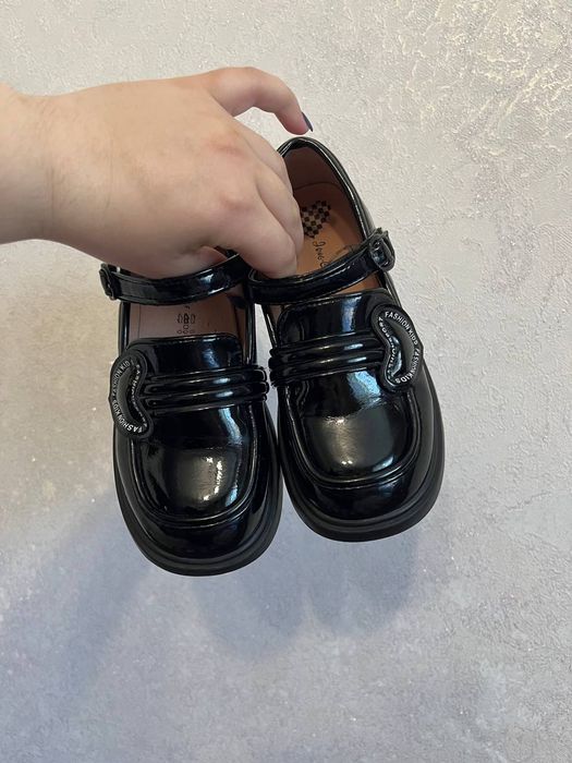 Дитячі туфлі, дівчинка