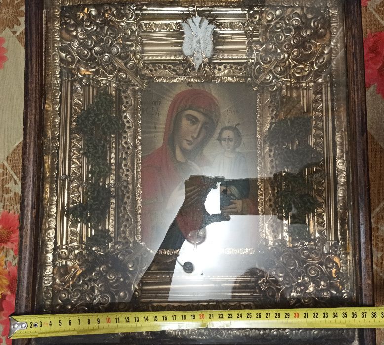 Продам  икону Богородицы в деревянном окладе