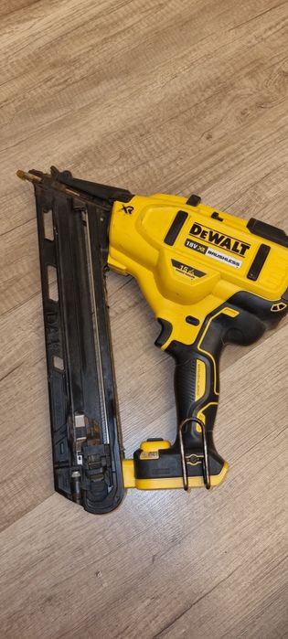 Gwoździarka DeWalt DCN650