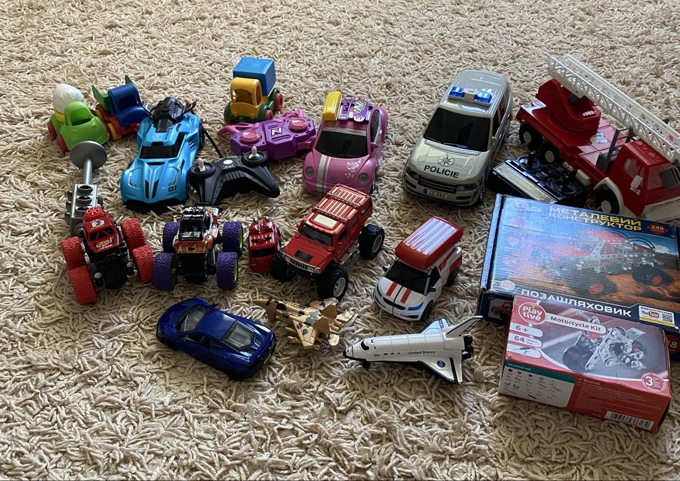 Багато машинок на пульті, металевий конструктор