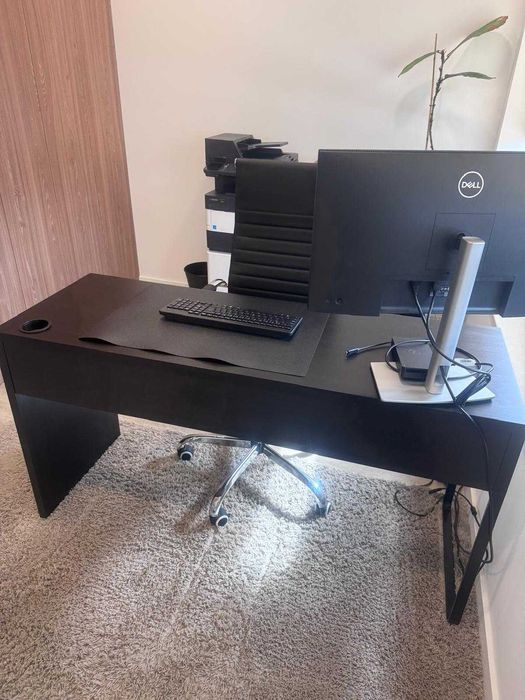 Secretária IKEA MICKE 140x50 – Elegante, Espaçosa e Funcional