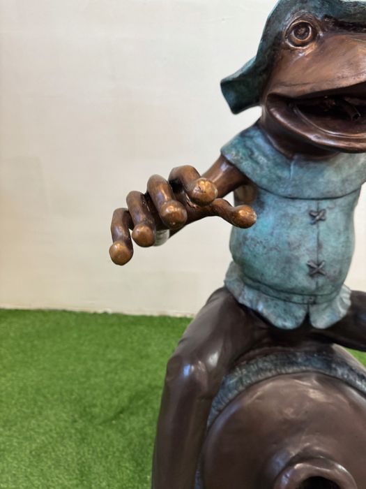 Żaba Na Beczce - Fontanna Z Brązu