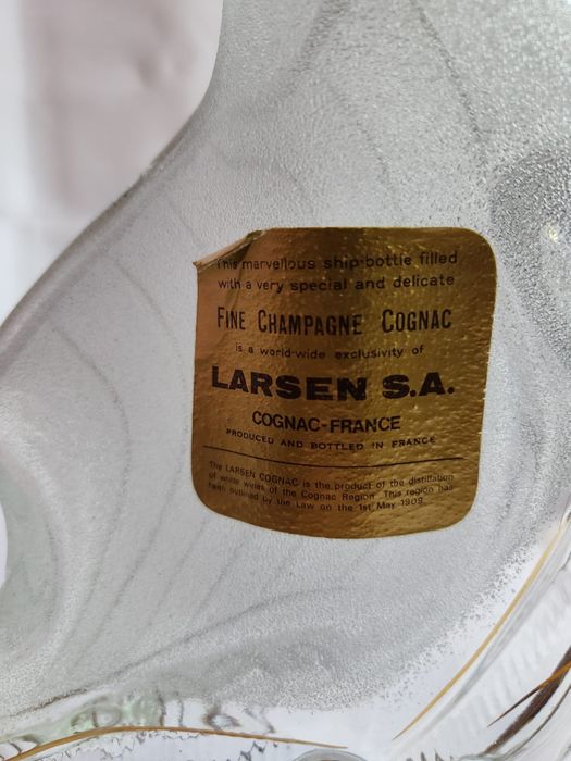 kolekcjonerska butelka na koniak marki Larsen, Karafka