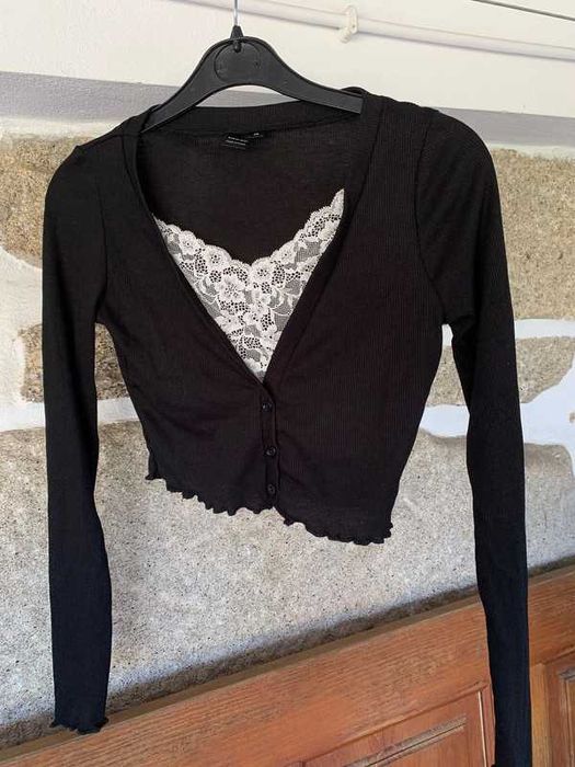 Top preto de manga comprida com detalhe de renda Shein