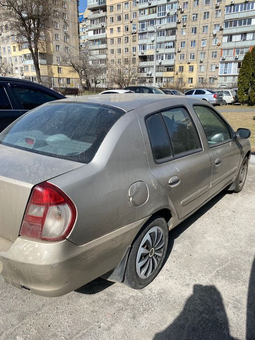 Машина Renault Clio