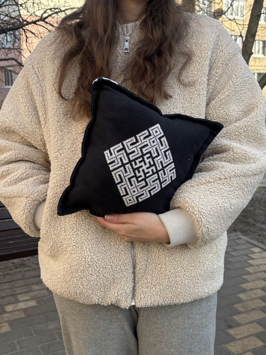 Подушка з вишивкою