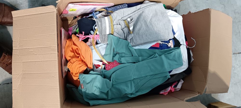 Lote Têxtil misto de primeira qualidade com etiqueta de preço