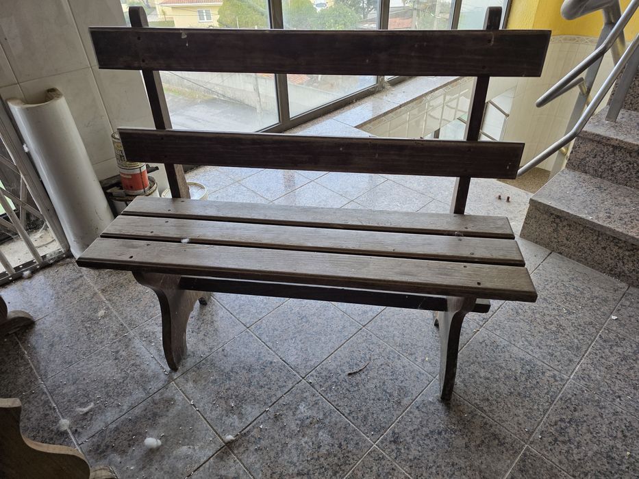 Bancos e mesa de jardim