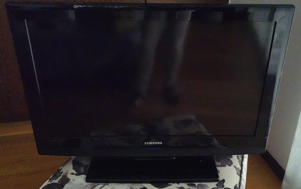 Samsung TV, 82 cm, in good condition with furniture-mounted stand64752310715394121