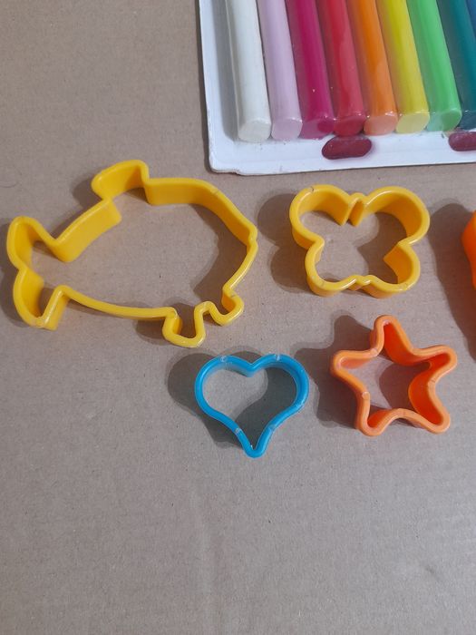 Conjunto de barras de plasticina e moldes