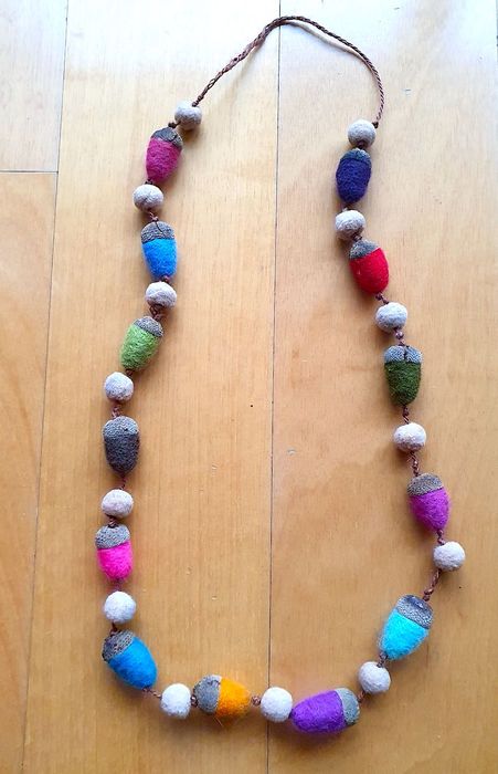 Colar artesanal multicolor, de bolotas em lã merino