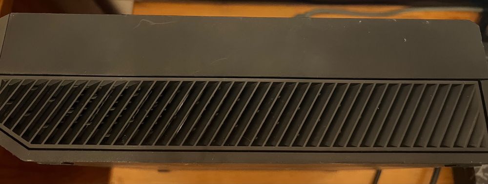 Xbox One 500GB + Comando + 2 Jogos