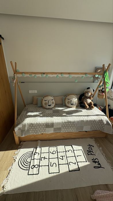 Vendo  cama de criança  com o colchao  de cima