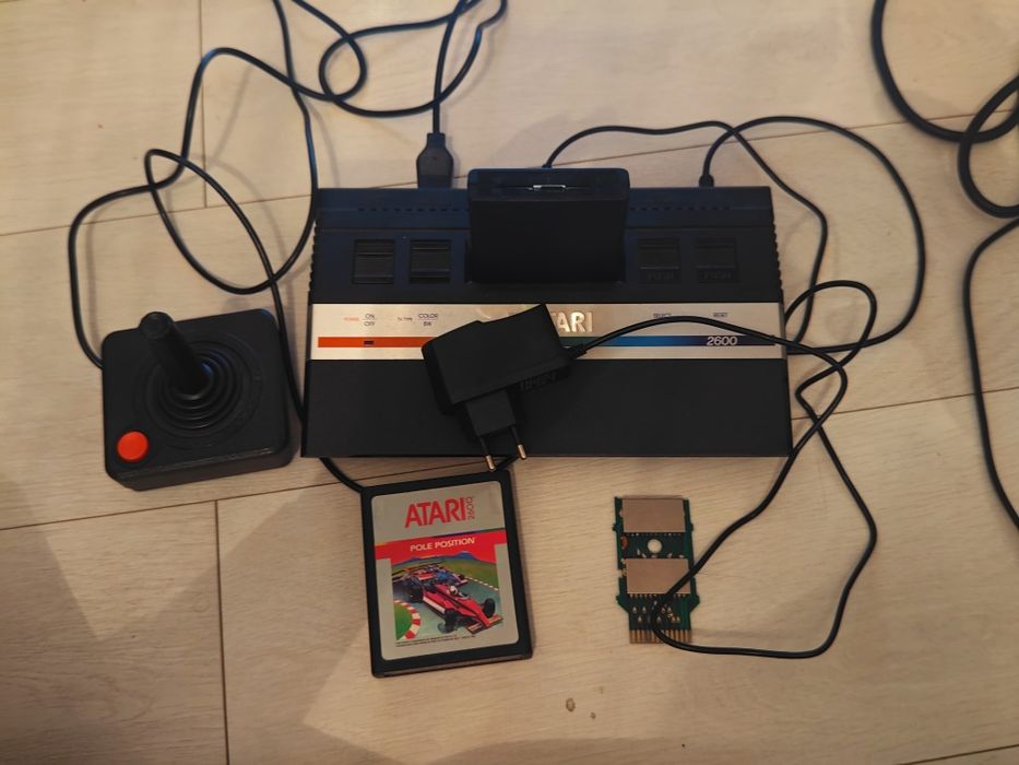 Atari 2600 junior zestaw: konsola, pad, gry, flash kartridż, zasilacz,