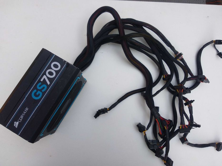 рабочий б. п Corsair Gaming Series GS700 входное напр . от 90 до 264 В
