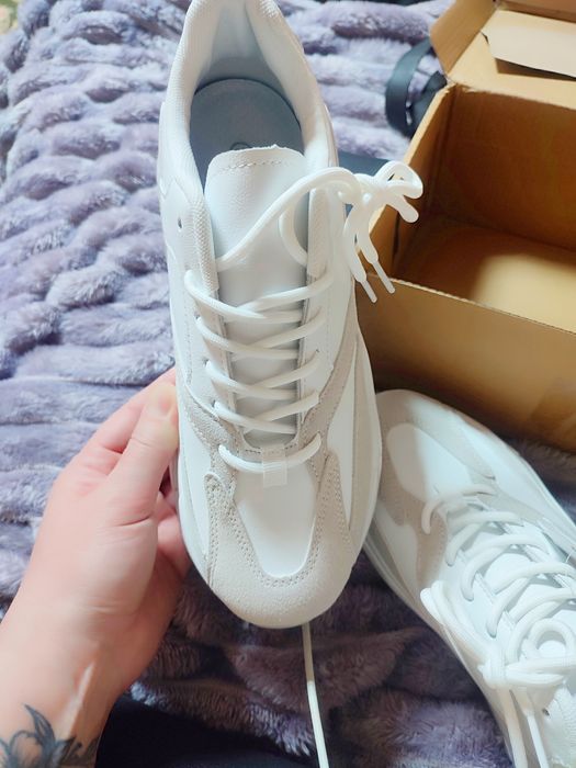 Кроссовки женские