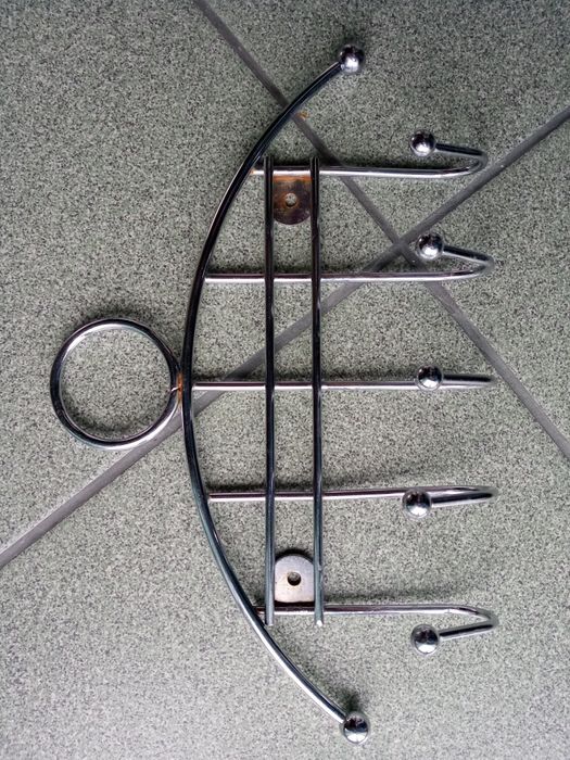 Крючки, вешалка для полотенец или разных мелочей для кухни или ванной.