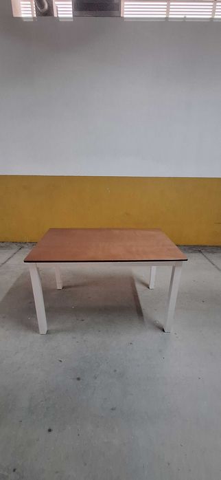 Conjunto mesa e cadeiras de jantar