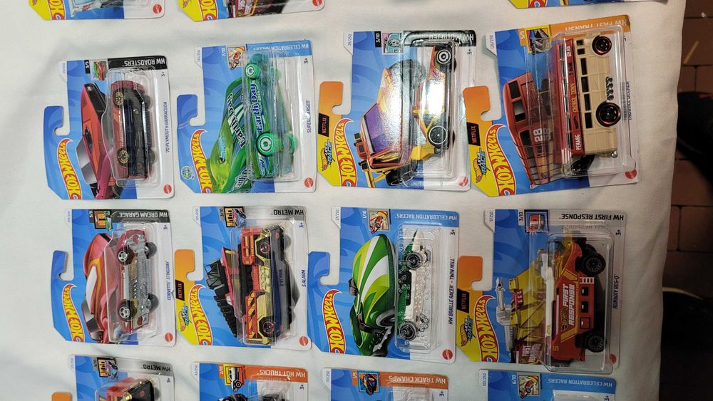 Samochody i ciężarówki Hot Wheels 26-pak zestaw 26 aut w skali 1:64