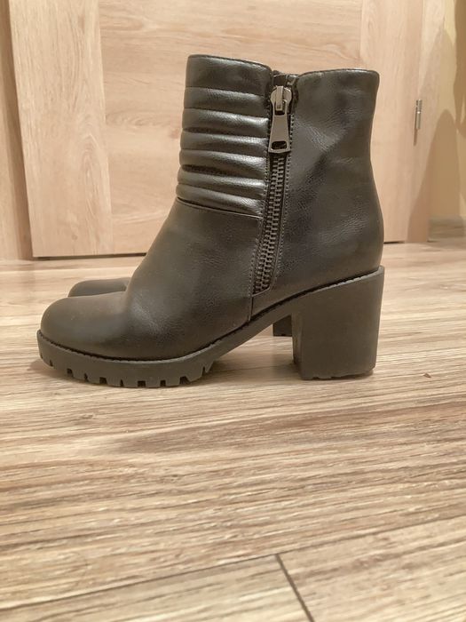 Botki na grubym korku