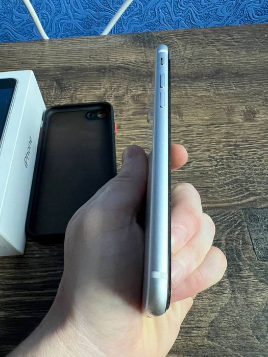 Продам Iphone se2020 64gb