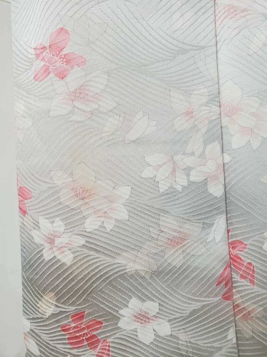 Jedwabne srebrne kimono komon japońskie w kwiaty różowe białe awase