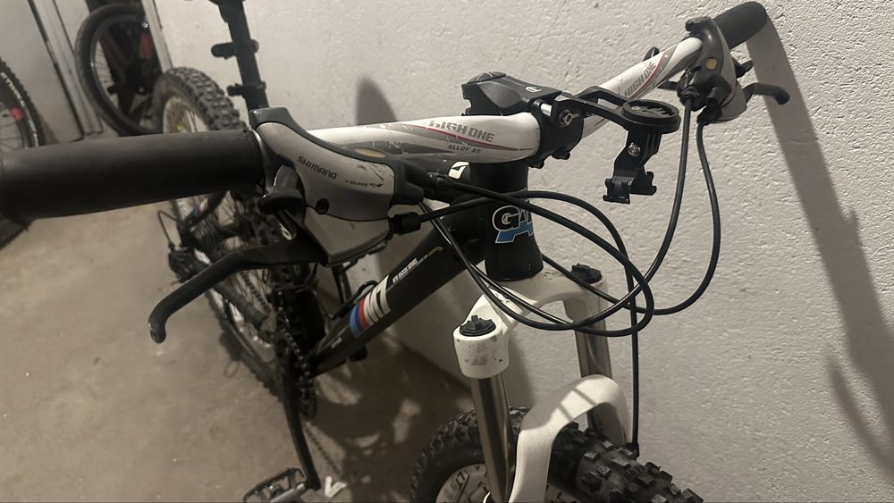 Vendo 2 bicicletas Btt + uma cross