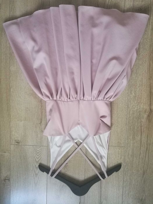 Rozkloszowana elegancka sukienka lou na wesele