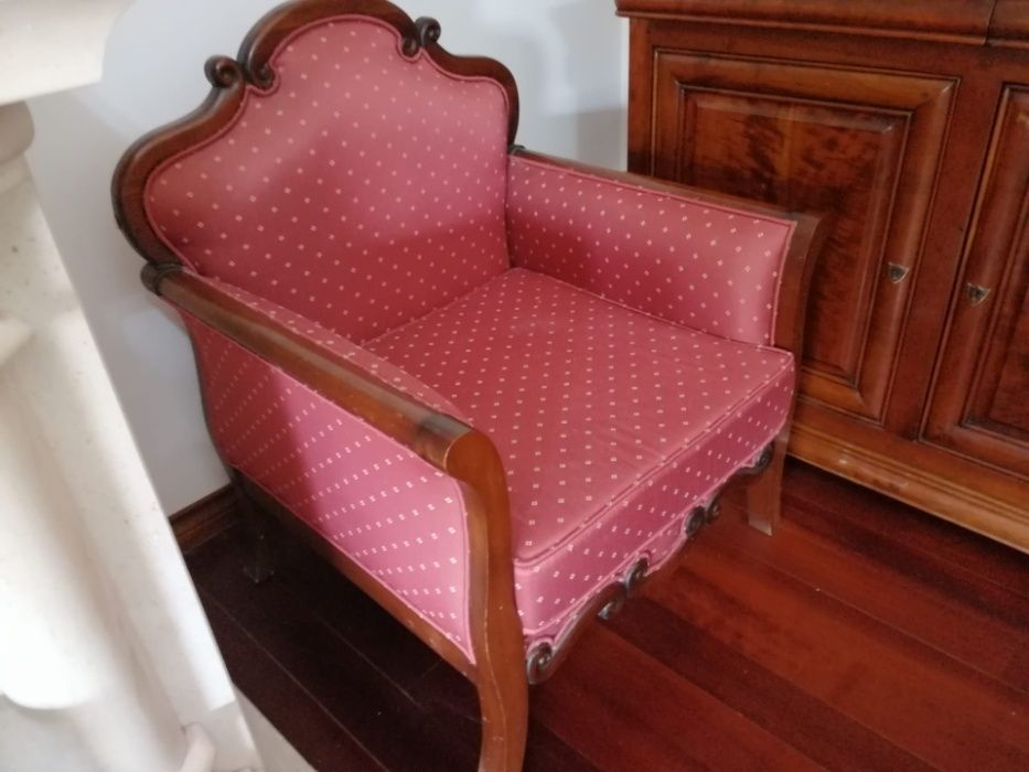 Cadeirão individual em madeira de cerejeira e forrado em tecido