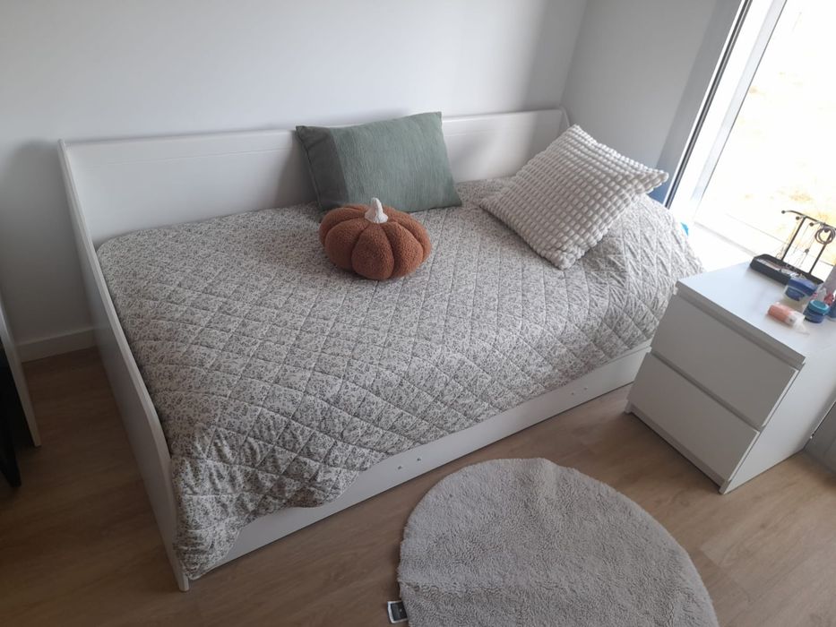 Cama branca de 90cm por 1.90m com colchão moloflex incluído