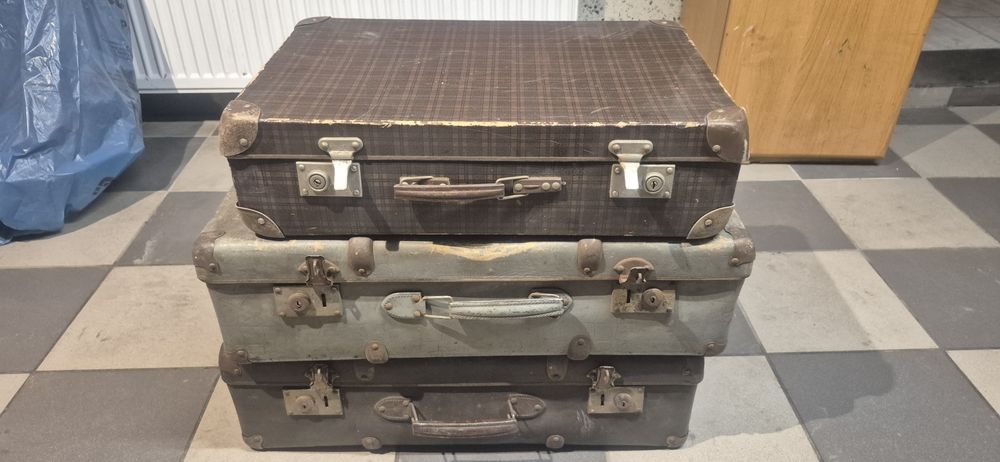 Cztery stare walizki