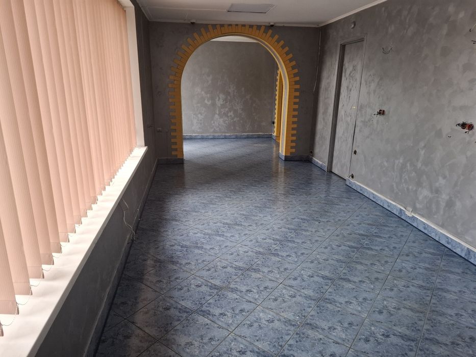 Площадка  і приміщення 60 м²