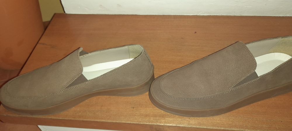 Sapatos camurça, sola borracha, extremamente confortáveis, novos