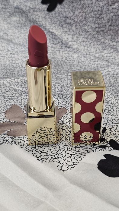 Estée Lauder Limited Edition Lipstick w odcieniu Velvet Ribbon.