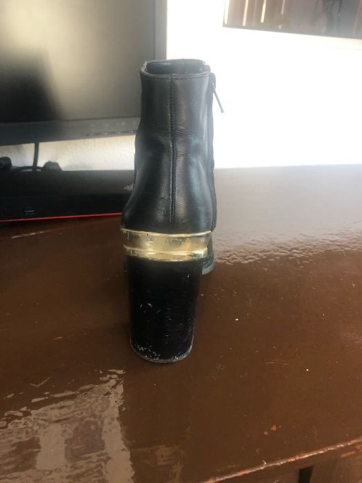 Botas Zara detalhe dourado