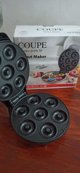 Liquidificador, máquina de donuts e máquina de fazer bolo