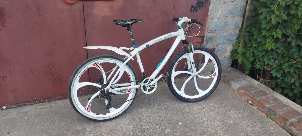Велосипед на литых дисках BMW 26"