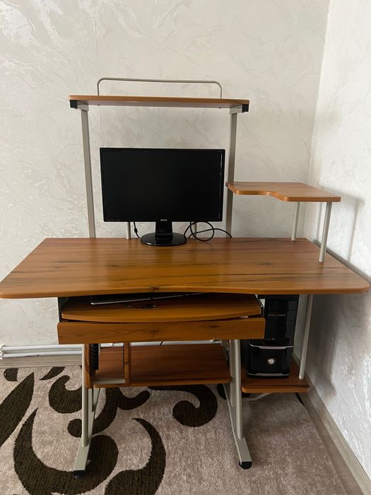 Компʼютерний стіл