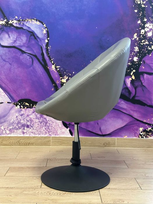 Szary, pikowany fotel obrotowy z ekoskóry