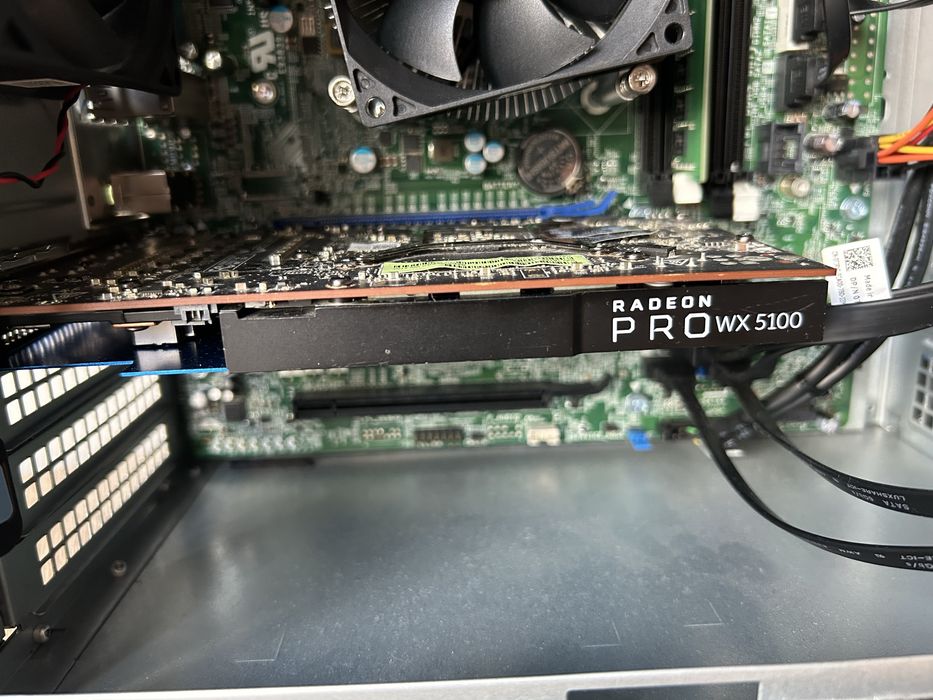 Dell intel 8GB SSD 500GB AMD Radeon PRO WX5100 +WIN11