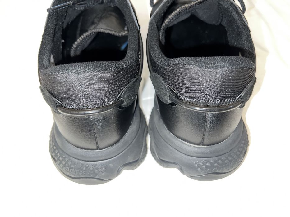 Ténis marca. Adidas cor preta numero 43