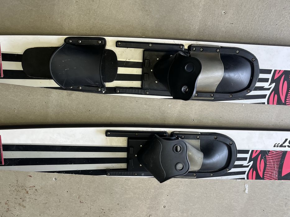 Skis aquáticos / 220€