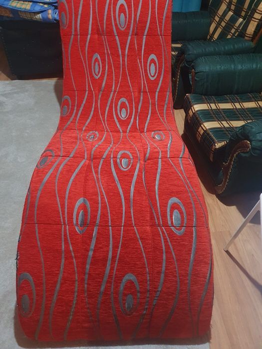 Divã vermelho usado